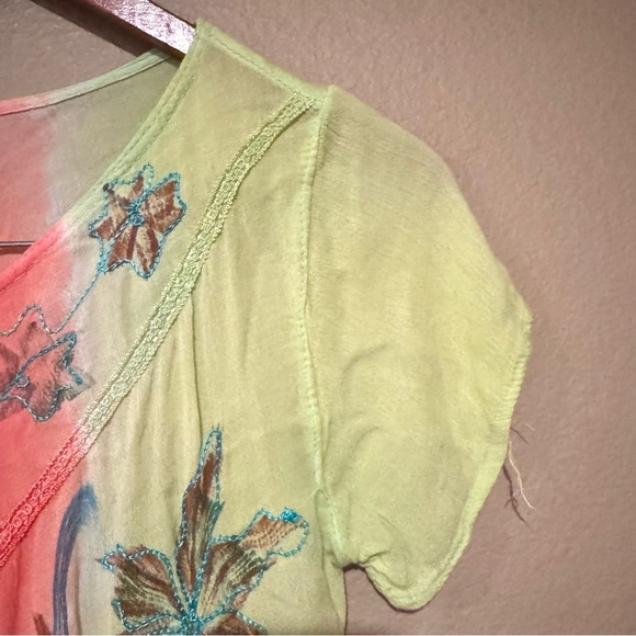 True Rock Rayon Split Dyed Floral Distressed Tunic Top Green Pink One Size - Picture 4 of 7